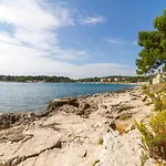 Lory With A Sea View Near The Appartement Pula