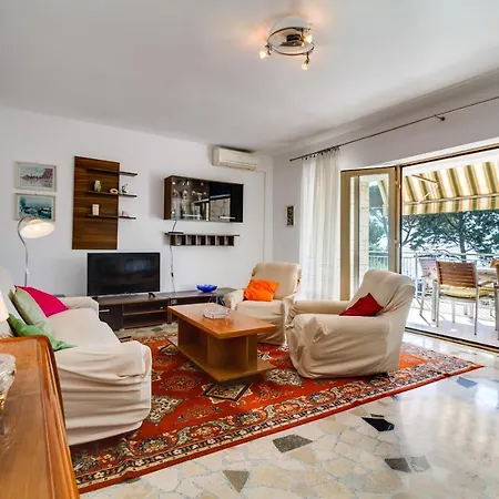 아파트 Lory With A Sea View Near The