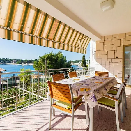 Appartamento Lory With A Sea View Near The Pola