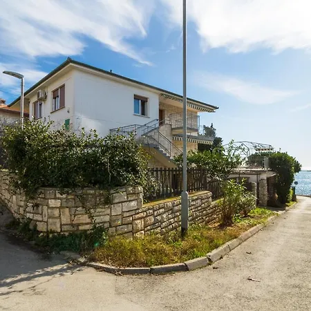 Appartamento Lory With A Sea View Near The Pola