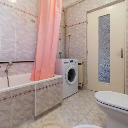 Appartement Lory With A Sea View Near The Pula