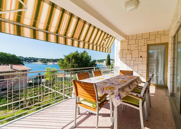 Apartment Lory With A Sea View Near The Pula